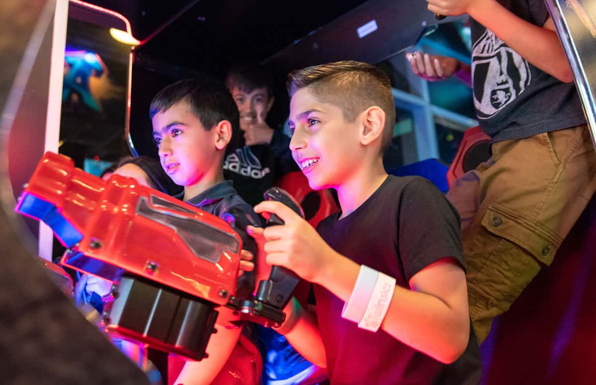 kids playing jurassic park arcade
